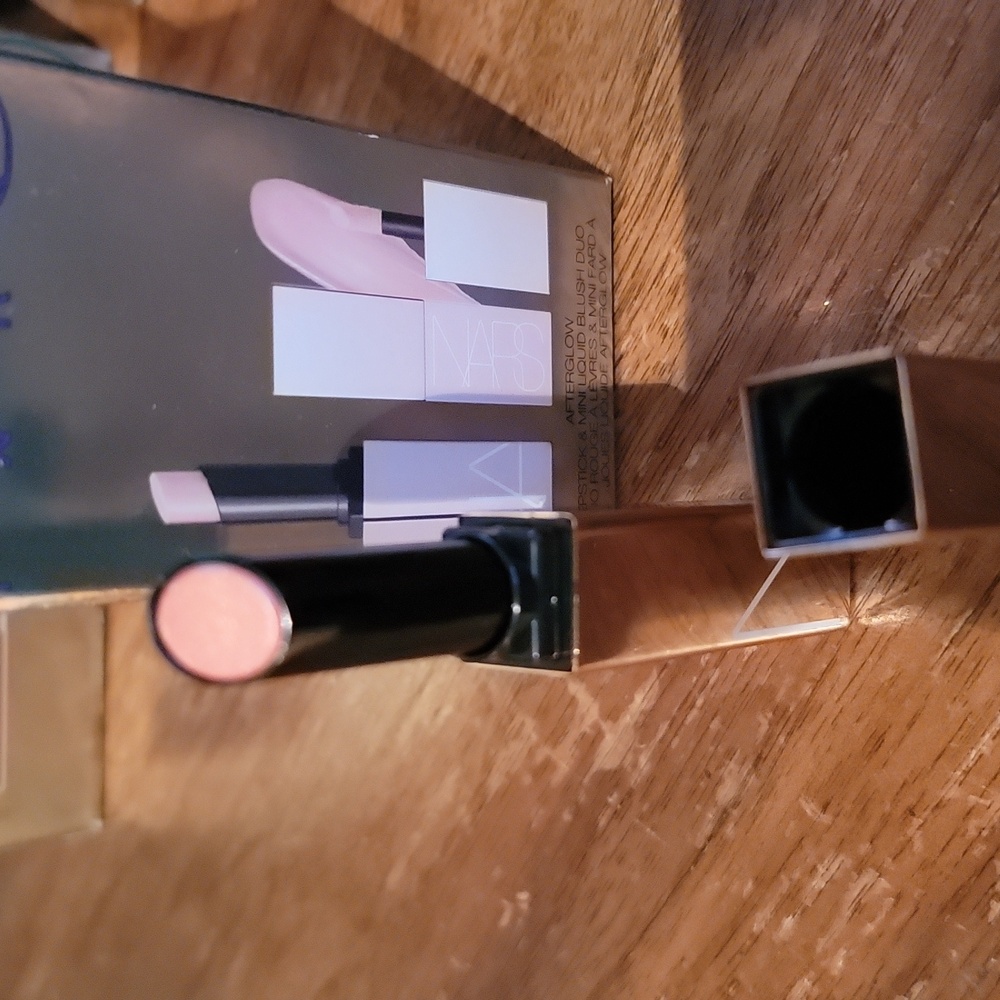 NARS Makeup Set with Pink and Red Shades - Picture 9 of 12